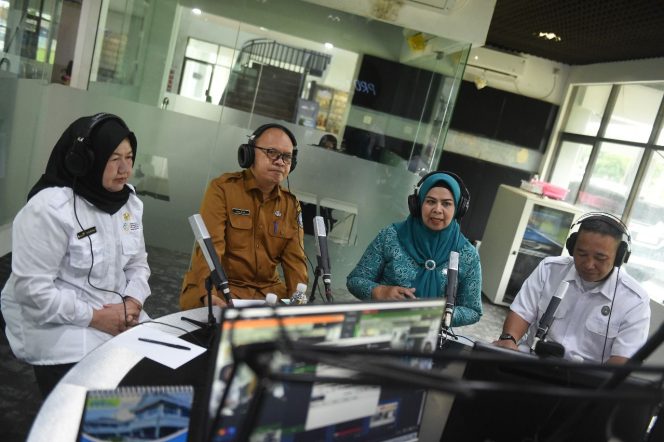 
					suasana Kepala Dinas Kesehatan, Moh Bisri dan  Kepala Perwakilan BKKBN Kepri, Rohima mendengarkan paparan penjelasan dari Ketua Tim Penggerak PKK, Dewi Kumalasari Ansar pada  Dialog Tanjungpinang Pagi, di RRI Tanjungpinang dengan tema 
