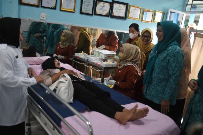
					Ketua Tim Penggerak PKK Kepri, Dewi Kumalasari Ansar saat memantau proses pengecekan pasien Intensifikasi intergrasi pelayanan KB,  di Puskesmas Sei Lekop Kabupaten Bintan, Senin (08/12/2025). (Diskominfo Kepri)
