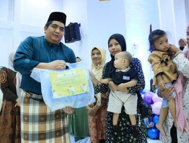 Bupati Roby saat menyerahkan bantuan.(Foto : Humpro Pemkab Bintan)