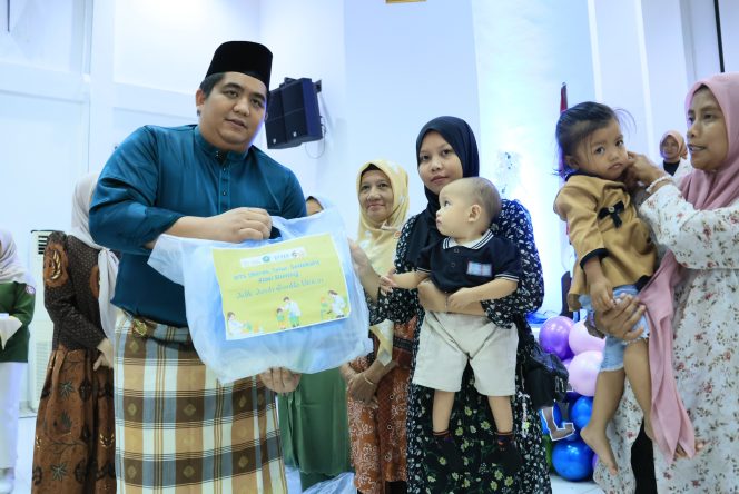 
					Bupati Roby saat menyerahkan bantuan.(Foto : Humpro Pemkab Bintan)