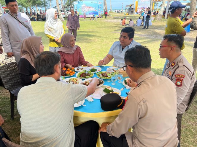 
					Bupati Roby saat menikmati hidangan.(Foto : Humpro Pemkab Bintan)