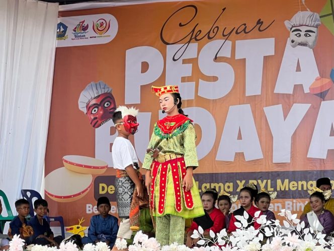 
					Salah satu penampilan peserta yang menampilkan Mak Yong di kegiatan Kenduri Budaya Bintan 2025.(Foto : Humpro Pemkab Bintan)