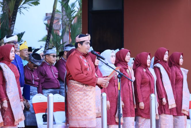 
					Bupati Roby saat memimpin upacara Hari Jadi Bintan ke 77.(Foto : Humpro Pemkab Bintan)