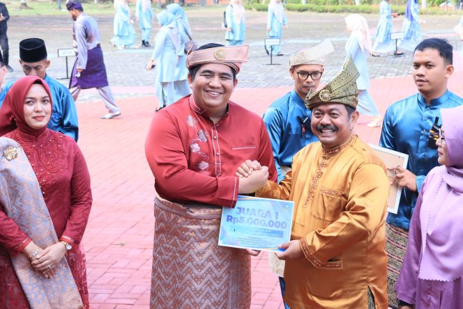 
					Bupati Roby saat menyerahkan hadiah secara simbolis kepada pemenang lomba.(Foto : Humpro Pemkab Bintan)