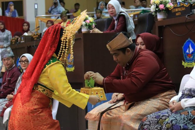 
					Bupati Roby mencicipi sekapur sirih saat pembukaan rapat paripurna.(Foto : Humpro Pemkab Bintan)