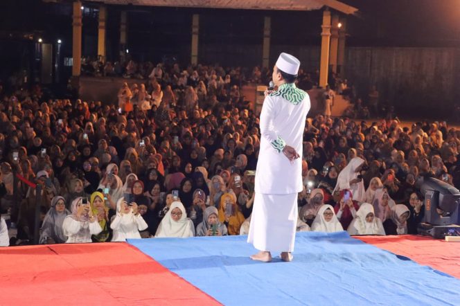 
					Ustadz Das'ad Latif saat menyampaikan tausiyah kepada ribuan jamaah di Bintan.(Foto : Humpro Pemkab Bintan)