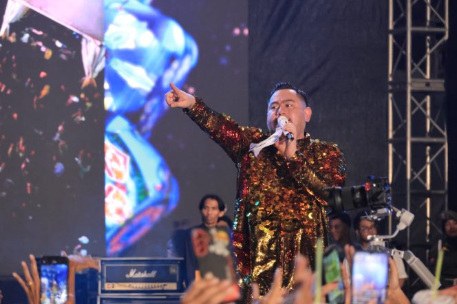 
					King Nassar saat memeriahkan malam puncak hari jadi Kabupaten Bintan ke 77.(Foto : Humpro Pemkab Bintan)