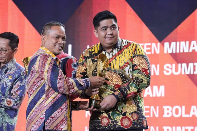 
					Momen saat Bupati Bintan menerima penghargaan IGA 2025.(Foto : Humpro Pemkab Bintan)