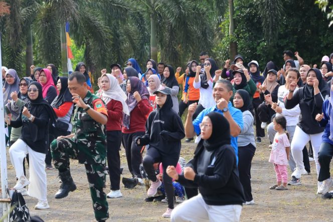 
					Antusiasme masyarakat mengikuti senam sehat pada GERMAS di Gunung Kijang.(Foto : Humpro Pemkab Bintan)