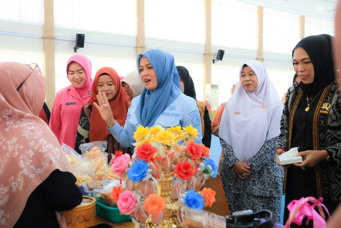
					Wabup Deby saat berinteraksi dengan para kader organisasi wanita di Bintan.(Foto : Humpro Pemkab Bintan)