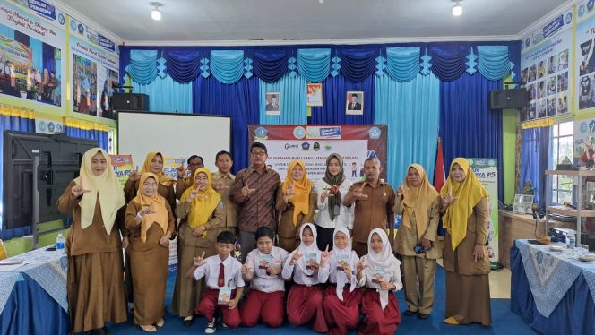 
					Para murid dan guru peraih penghargaan Adiwiyata 2025.(Foto : Humpro Pemkab Bintan)