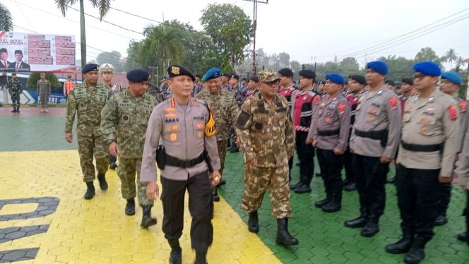
					Kombes Pol Hamam Wahyudi saat pengecekan kesiapan pasukan menjelang Nataru 2026 bersama Wali Kota Tanjungpinang, Lis Darmansyah, di Halaman Mapolresta Tanjungpinang, Jumat (19/12/2025). (Istimewa)