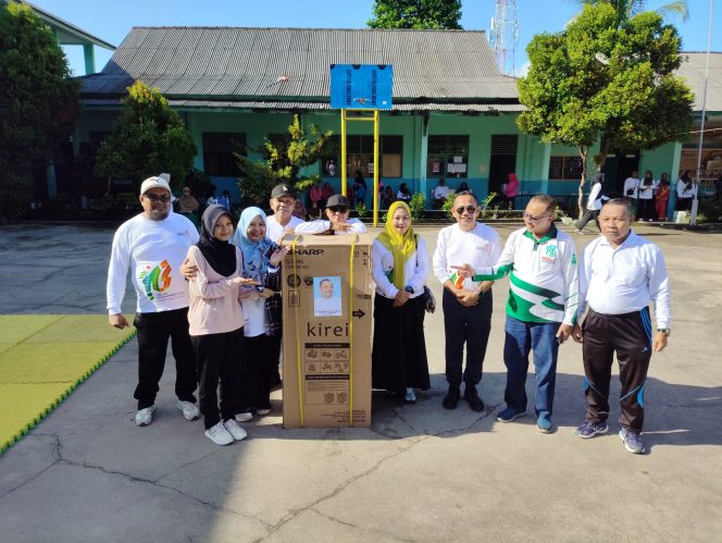 
					Penyerahan hadiah utama Door Prizes kepada peserta yang beruntung.(Foto : M.Nazarullah)