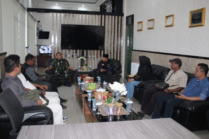 
					Kiri, Dandim 0315 Tanjungpinang Kolonel Inf Abdul Hamid saat menerima kunjungan pengurus PWI Kota Tanjungpinang di Makodim 0315 Tanjungpinang, Rabu (24/12/2025). 