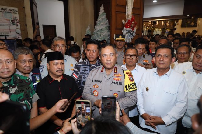 
					Irjen Pol Asep Safrudin, bersama Gubernur Kepri H. Ansar Ahmad, melaksanakan peninjauan langsung ke sejumlah gereja di Kota Batam dalam rangka Operasi Lilin Seligi 2025, Rabu (24/12/2025) malam