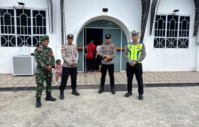 
					Petugas gabungan TNI Polri Polres Bintan saat melakukan pengamanan Natal di salah satu gereja 