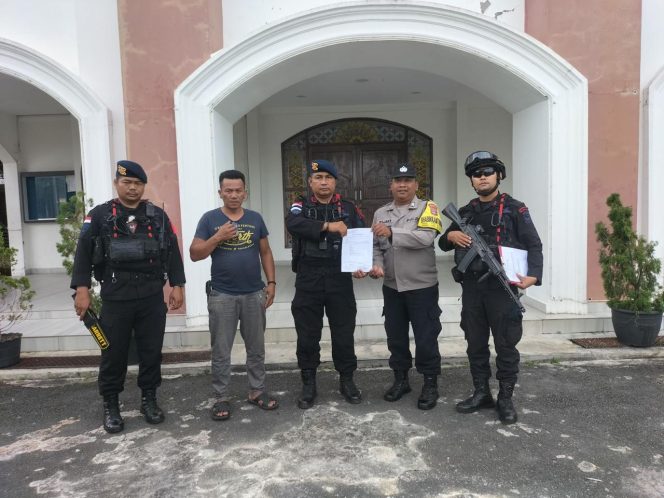 
					Personil Polsek Tanjungpinang Barat saat melakukan pengamanan Natal di salah satu gereja yang ada di Tanjungpinang Barat