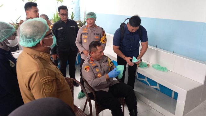 
					Duduk, Kapolda Kepri, Irjen Pol Asep Safrudin didampingi Kapolresta Tanjungpinang, Kombes Pol Hamam Wahyudi dan Walikota Tanjungpinang, H Lis Darmansyah saat meresmikan SPPG Polresta Tanjungpinang, Selasa (30/12) siang. Foto : Sueb