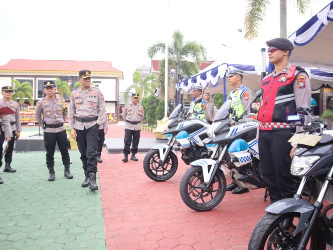 
					Ka Tim Wasops Kombes Pol. Nugroho Dwi Karyanto, S.I.K. saat melakukan pengecekkan kendaraan PAM di Polresta Tanjungpinang, Rabu (31/12) foto: Humas Polresta Tanjungpinang 