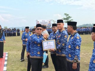 Wakil Gubernur Kepri, Nyanyang Haris Pratamura saat serahkan Piagam Penghargaan Purna Tugas kepada ASN, di Halaman Kantor setempat,  Senin (01/12/2025). (Nuzli Rhamadhani)