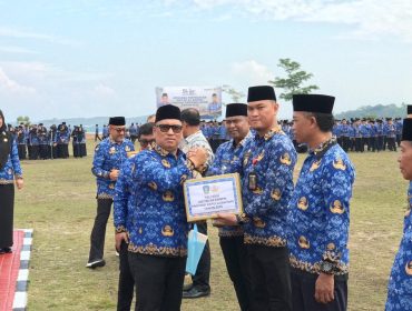 Wakil Gubernur Kepri, Nyanyang Haris Pratamura saat serahkan Piagam Penghargaan Purna Tugas kepada ASN, di Halaman Kantor setempat,  Senin (01/12/2025). (Nuzli Rhamadhani)