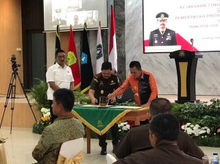 Gubernur Kepri, Ansar Ahmad dan Kejati Kepri, J. Devy Sudarso saat teken MoU Pelaksanaan Pidana Kerja Sosial,  diAula Sasana Baharuddin Lopa Kejati Kepri, Kamis (04/12/2025). (Nuzli Rhamadhani)