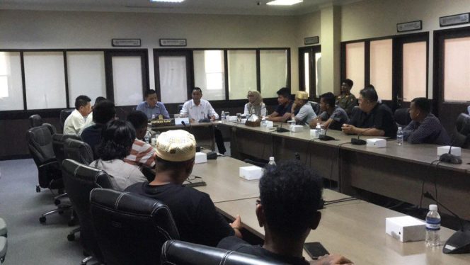 
					Suasana Puluhan perwakilan ekspedisi, importir, supermarket, hingga pelaku UMKM dari Tanjungpinang-Bintan audiensi dengan Dewan Perwakilan Rakyat Daerah (DPRD) Kepulauan Riau (Kepri), diruang rapat kerja Komisi II, Rabu 10/12/2025). (Nuzli Rhamadhani)