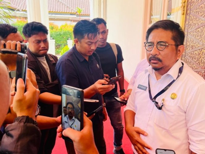 
					Kepala Dinas Tenaga Kerja dan Transmigrasi Provinsi Kepulauan Riau Diky Wijaya, saat memberi keterangan kepada wartawan Rabu (24/12/2025)