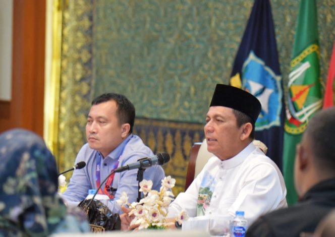 
					Gubernur Ansar saat memimpin rapat di Gedung daerah 