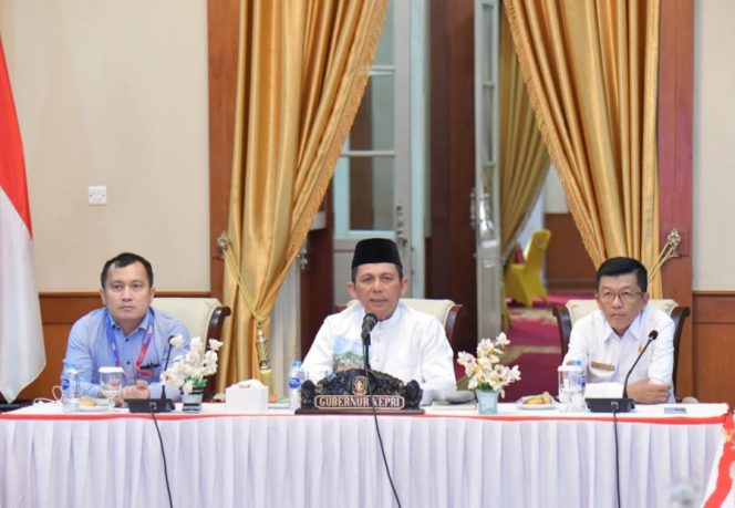 
					Tengah, Gubernur Kepri, Ansar Ahmad didampingi Kadis Pariwisata Kepri, Hasan 