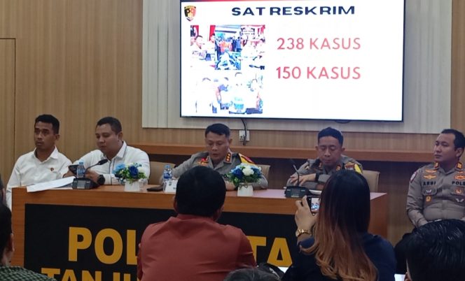 
					Tengah, Kapolresta Tanjungpinang, Kombes Pol Hamam Wahyudi didampingi Kasat Reskrim, Kasat Narkoba, Kasat Intelkam dan Kabag OPS Polresta Tanjungpinang saat menyampaikan laporan akhir capaian Polresta Tanjungpinang, Senin (29/13) foto: Sueb