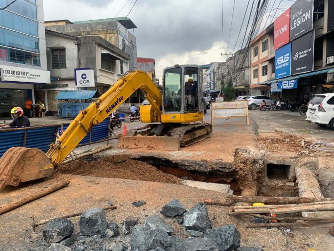 
					Pengantin gorong-gorong yang ambruk dengan pemasangan box culvert fi Jalan Brigjen Katamso, Batu 2 Tanjungpinang. (Dinas PUPRP Kepri)