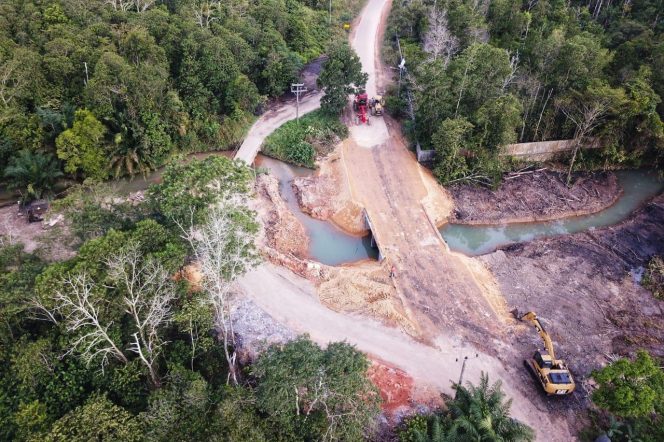 
					Suasana Pembangunan jembatan menghubungkan Tirtamadu - Gesek(Dinas PUPRP Kepri)