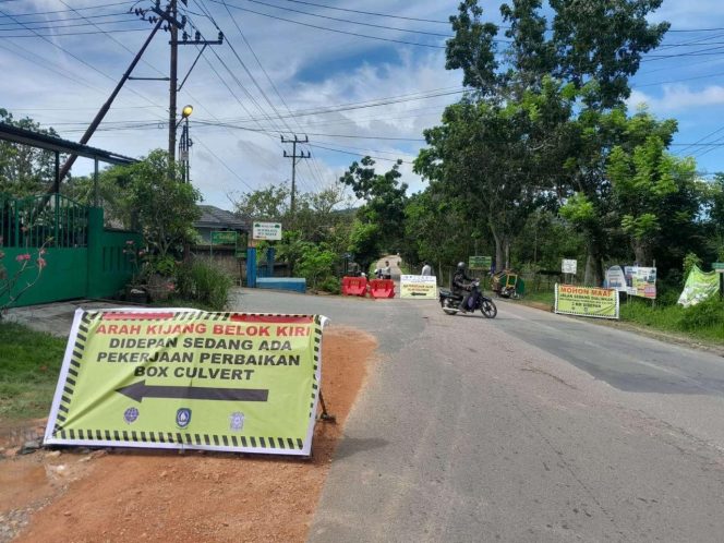 
					Pengalihan arus jalan Tanjungpinang-Kijang dalam pengerjaan perbaikan. (Nuzli Rhamadhani)