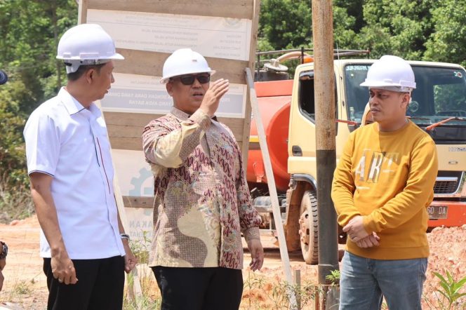 
					Wagub Kepri, Nyanyang didampingi Bupati Lingga M. Nizar dan Kepala Dinas PUPRP Provinsi Kepri Rodi Yantari meninjau pengerjaan jalan Roro Penarik di Kabupaten Lingga. (Enji/Diskominfo Kepri)