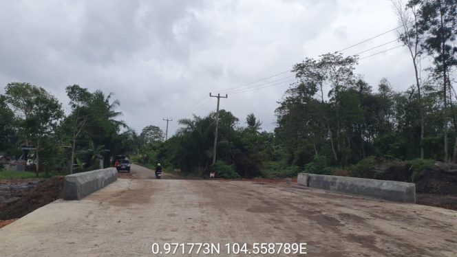 
					Pengendara motor tampak sudah dapat melewati jembatan Tirta Madu di Bintan. (Nuzli Rhamadhani)