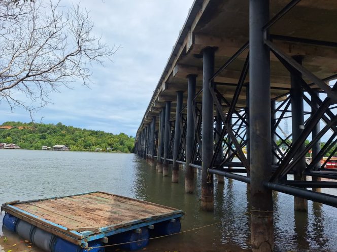 
					Suasana di bawah jembatan Dompak, Tanjungpinang. (Nuzli Rhamadhani)