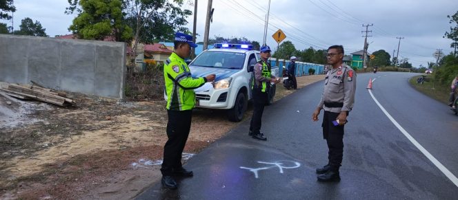 
					Anggota Satlantas Polres Bintan saat melakukan olah TKP laka lantas di Kelurahan Kota Baru, Kamis (01/01) sore: Foto : Humas Polres Bintan 