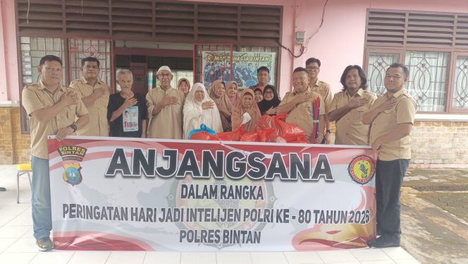 
					Jajaran Satintelkam Polres Bintan saat melakukan kegiatan berbagi kasih di Panti Jompo rumah bahagia, Jumat (02/01).