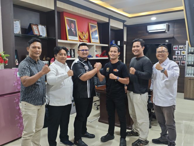 
					Salam komando, Kepala BP Kawasan Tanjungpnang Coki WS dan Ketua PWI Tanjungpinang, Suhardi, Senin (12/10)  F-Kepri.info