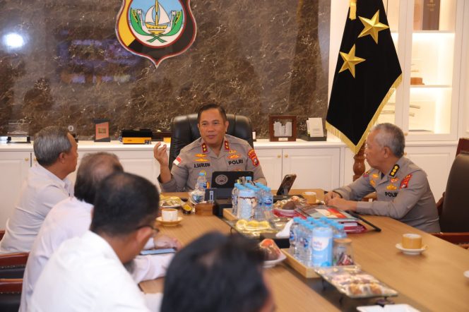 
					Tengah, Kapolda Kepri, Irjen Pol Asep Syafrudin F-Humas Polda Kepri 
