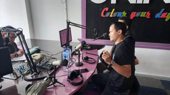 
					Ketua PWI Kota Tanjungpinang, Suhardi saat Talkshow di Radio Onine 93 FM, Kamis (15/01) F-Kepri.info