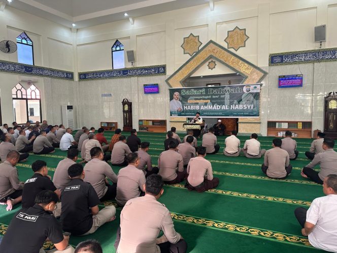 
					Personil Polda Kepri saat mengikuti mengikuti isra mi'raj Nabi Muhammad SAW, Kamis (15/01) F-Humas Polda Kepri 