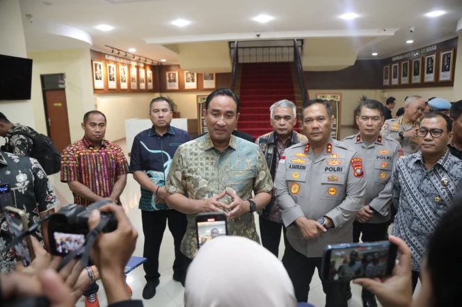 
					Kepala BNN RI, Komjen Pol Suyudi Ario Seto didampingi Kapolda Kepri, Irjen Pol Asep Syafrudin saat memberikan ketenangan pers, Jumat (16/01) F-Kepri.info