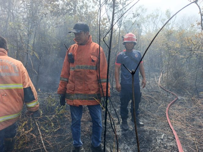 
					Kasi Damkar, Derry bersama anggotanya saat melaksanakan pemadam lahan di Senggarang, Sabtu (17/01) siang F-Kepri.info