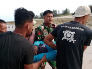 Koptu Ventri Putra bersama warga saat melakukan evakuasi korban tenggelam pada Minggu (18//01) sore. F-Kodim 0315 TPI