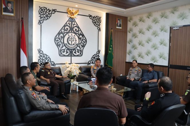 
					Kapolres Bintan, AKBP Argya Satrya Bhawana, SH,SIK saat berkunjung ke Kantor Kejaksaan Negeri Bintan, Selasa (20/01) F-Kepri.info