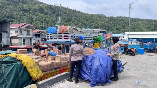 
					Personel Polwan Polres Kepulauan Anambas saat patroli dialogis di Pelabuhan Tarempa, Rabu (21/01) F-Kepri.info