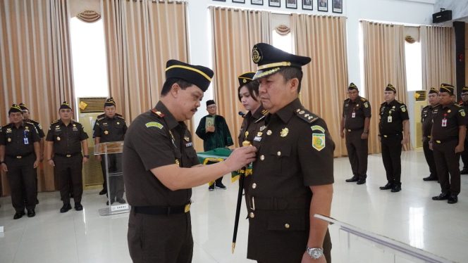 
					Kepala Kejaksaan Tinggi Kepulauan Riau J. Devy Sudarso memimpin melantik Jabatan Asisten Pemulihan Aset Kejaksaan Tinggi Kepulauan, Kamis (22/01) F-penkum 