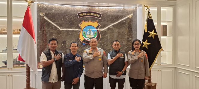 
					Kepala Kepolisian Daerah Kepulauan Riau (Kapolda Kepri) Irjen Pol Asep Safrudin didampingi Kabid Humas, bersama Ketua PWI Kota Tanjungpinang, Suhardi dan Bendahara PWI Kepri Nizamul Ahkyar, Rabu (21/01) F-Kepri.info